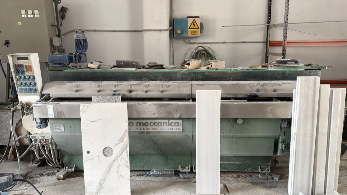 PULECANTO DE LA MARCA MARMOLMECANICA ,